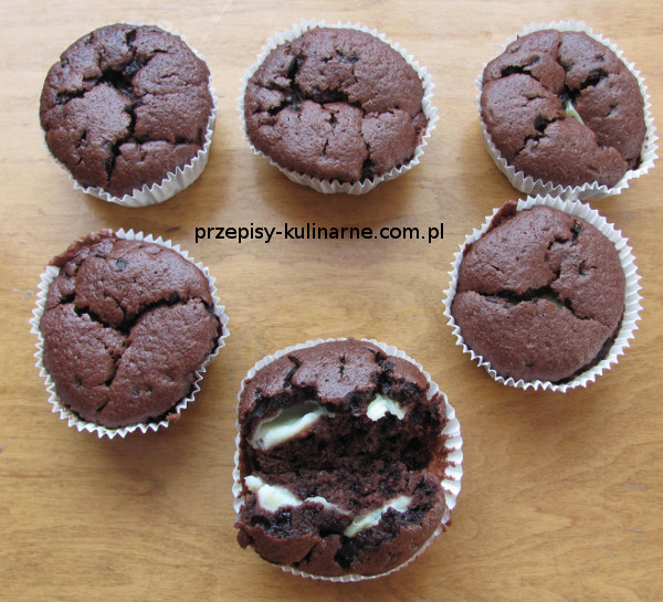 Muffiny czekoladowe z budyniem