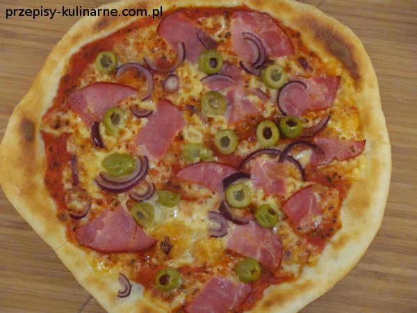 pizza z szynka i oliwkami